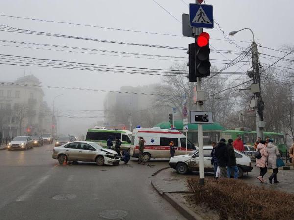 В столкновении легковушек в Ставрополе пострадали два человека